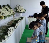<盧전대통령 서거>노 전 대통령 영정 앞에 묵념 하는 어린이