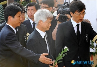 <盧전대통령 서거>헌화하는 이강철 전 청와대 시민사회수석