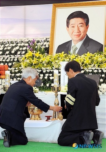 <盧전대통령 서거>이강철 전 청와대 시민사회수석 조문