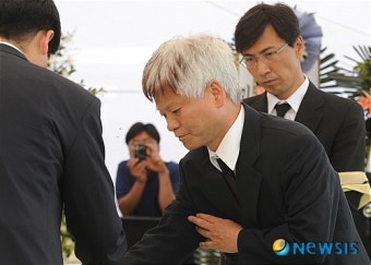 <盧전대통령 서거>잔 올리는 이강철 전 청와대 시민사회수석