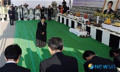 상주 역할 맡은 지인들과 인사하는 권양숙 여사