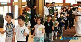 <盧전대통령 서거>국화꽃 든 어린이들