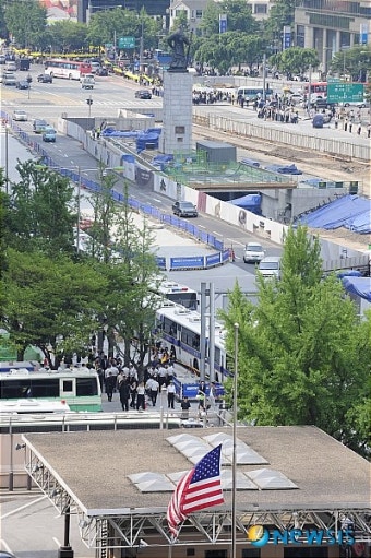 <盧전대통령 국민장>조기 게양되어 있는 미대사관