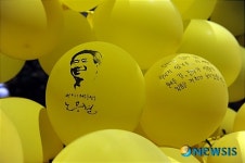 <盧전대통령 국민장> 떠난 자리 지키는 노란풍선