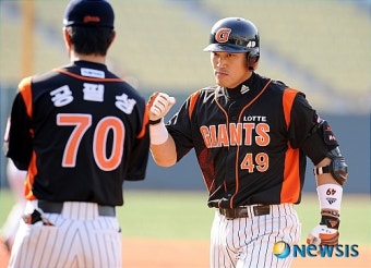 선취점 적시타 날린 롯데 홍성흔