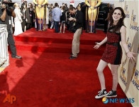 발랄한 차림새의 크리스틴 스튜어트