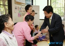 경로당 방문한 맹정주 강남구청장