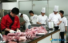 진지한 자세의 학생들