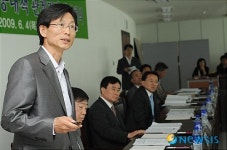 새만금 관광대책 브리핑하는 유기상 전북도 문화체육관광국장