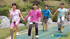외발자전거 대회 훈련하는 학생들