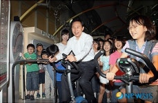 어린이와 자전거 타는 이명박 대통령