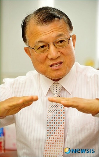 질문에 답하는 문형남 최저임금위 위원장