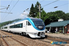 매곡역으로 들어서는 신형열차 누리로호