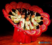 <뉴욕스케치>청사초롱 무용단의 부채춤