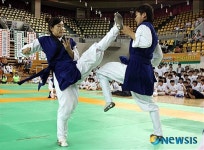 으랏차차…힘찬 택견 발차기