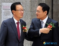 인사 나누는 박희태 대표와 유인촌 장관