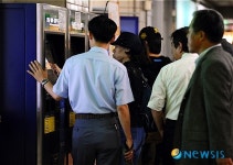 지하철 매표소 폐쇄, 자동화기기 이용하는 시민들