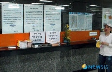 불꺼진 매표소  앞