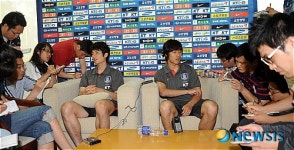 취재진의 질문에 답하는 박주영과 기성용