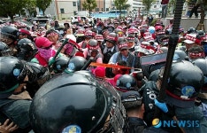 광주 전기노조, 한국전력 진입시도 몸싸움…파업 52일째 중재 촉구