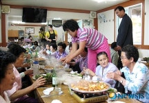 상안가든, 어르신 식사대접