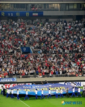 관중들에 인사하는 축구대표팀