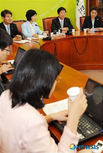비정규직 관련 기자회견 갖는 추미애 환노위원장과 박병석 정책위의장