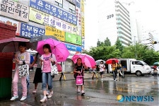 분홍 색깔 우산