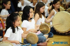 사물놀이하는 프랑스 학교 어린이들
