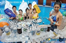 해밀톤호텔 야외수영장에서 하이트맥주 마음껏 가져가는 이색행사