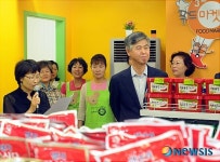 푸드마켓 1호점 돌아보는 김종간 시장