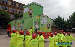 이동안전체험하는 초등학교 학생들