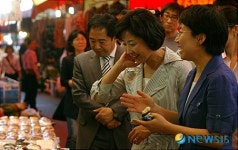 수원 못골시장 둘러보는 국회 문방위원들