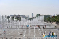 넓은 광장에 음악분수