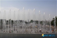 중국 서안(西安) 대안탑북광장의 수정분수