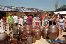 옹기판매장 둘러보는 러시아 방문단