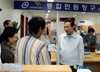 주민자치센터 방문한 이명박 대통령
