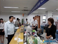 이명박 대통령, 주민자치센터 방문