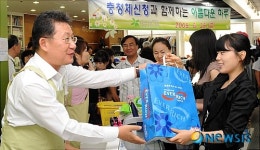 나눔의 사랑실천에 나선 청장.