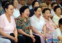 어른신들의 즐거운 공연 관람