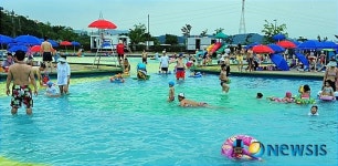 개장 첫 휴일맞은 한강실외수영장