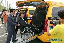 사천시 휠체어택시 운영 기념식 가져