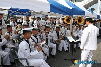 크루즈훼리 취항축하 공연 해군 군악대 연주