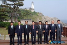 부산에 모인 전국 시도지사 누리마루서 기념촬영