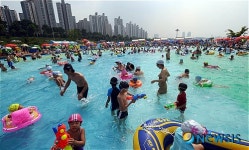 무더위 피해 수영장 찾은 어린이들