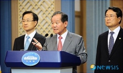 재산 사회 환원 관련 질문에 답하는 송정호 위원장