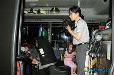 소방차 탐방중 설명듣는 어린이들