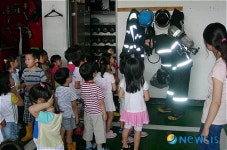 용두119센터 견학하는 어린이들