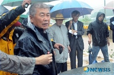 비석에 대해 설명하고 있는 관계자