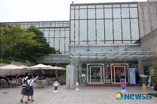 한가람디자인미술관 유리면에 미피그림
